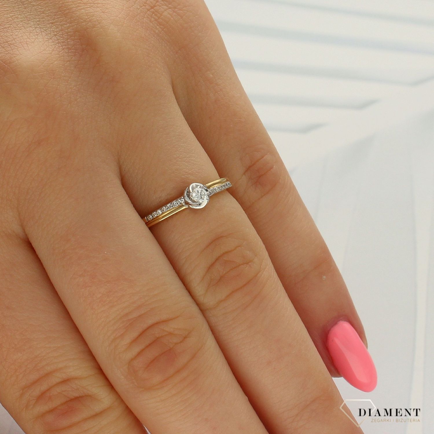 Złoty pierścionek z brylantami  Delikatna Kobiecość  Rozmiar 13  0660027157 HSI.jpg